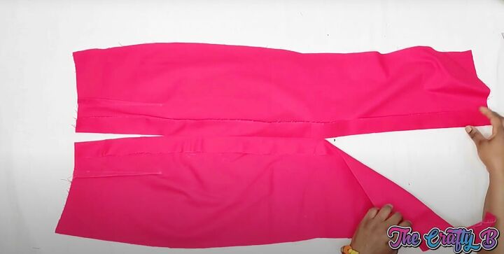 how to sew a pencil skirt with lining a zipper step by step, Sewing the center back seam and back darts