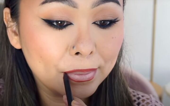date night makeup how to create a soft glamorous look for a date, Lining lips with a lippencil