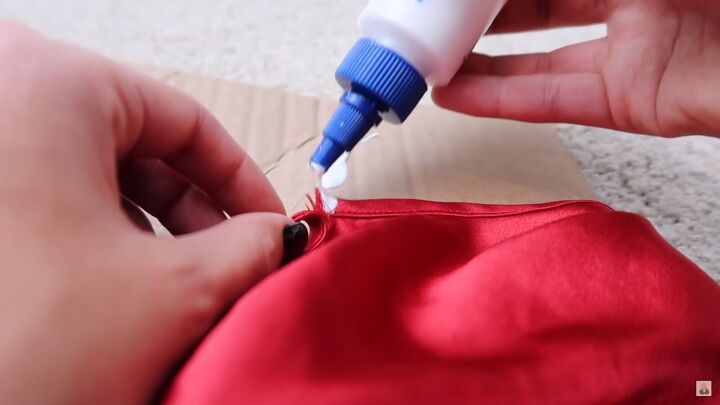 5 easy no sew thrift flip ideas that are quick simple to do, Applying liquid stitch glue to the fraying strap