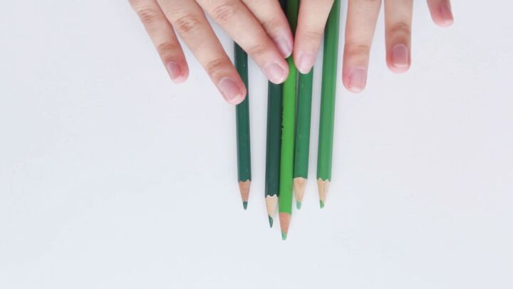 3 cute pieces of diy jewelry made from colored pencils, Lining up different green colored pencils