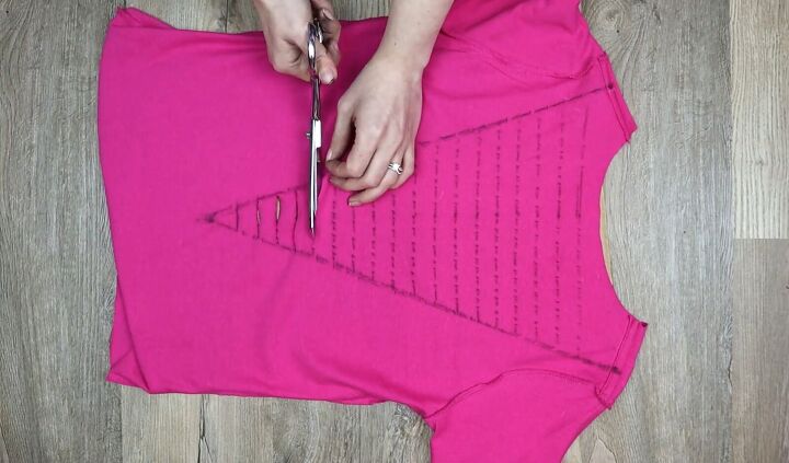 how to weave a t shirt 2 different ways using 3 easy techniques, Cutting the strands