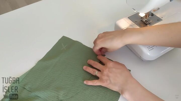 how to make easy sew palazzo pants without using a pattern, Pinning the back pocket to the curved pocket