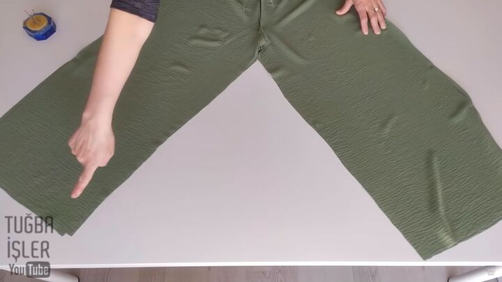 how to make easy sew palazzo pants without using a pattern, Pinning the inner legs and sewing