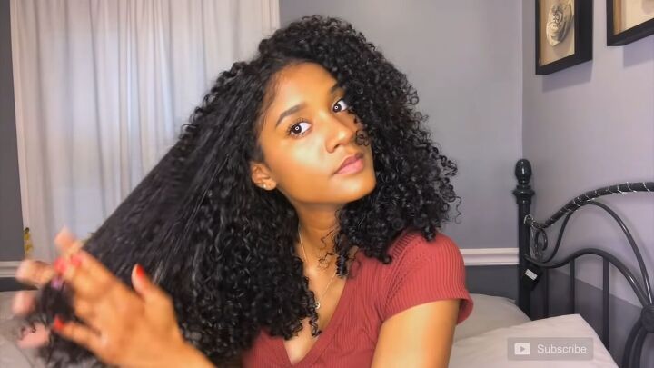 how to prevent frizzy curls in humidity during the hot summer months, Applying a hair oil