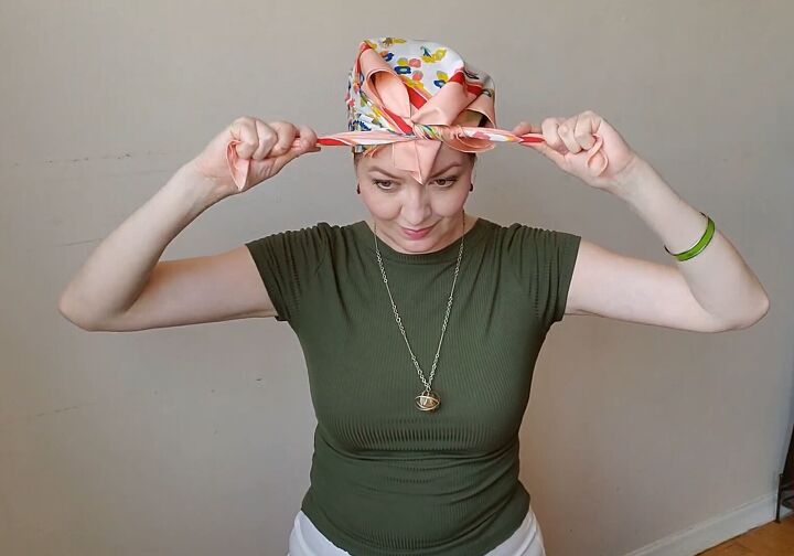 3 retro summer headscarf styles inspired by the 1960s 1970s, Tying hair up in a headscarf