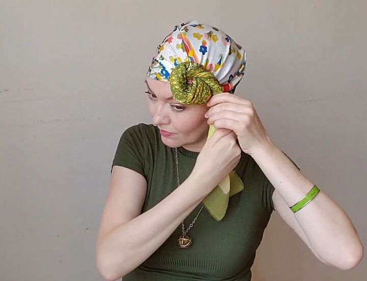 3 retro summer headscarf styles inspired by the 1960s 1970s, Twisting and tying the side of the scarves