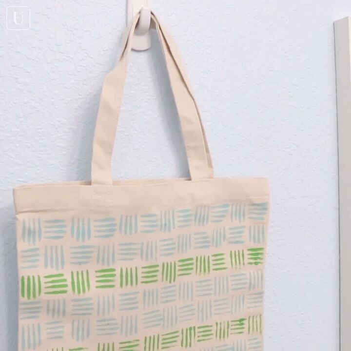 3 ways to customize your clothes and accessories using household items, decorated tote bag