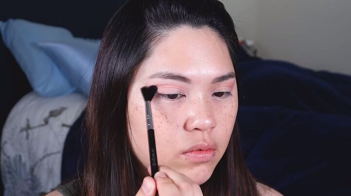 how to do your makeup to look like the glow look filter on tiktok, Applying eyeshadow with a fluffy blending brush