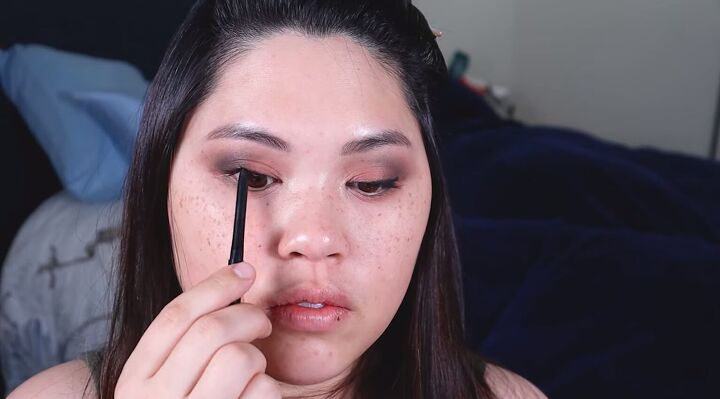 how to do your makeup to look like the glow look filter on tiktok, Applying gel liner to the upper waterline