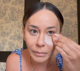 how to do makeup for a beach vacation long lasting makeup tricks, Setting under eye makeup with powder