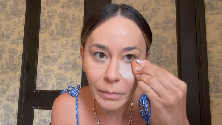how to do makeup for a beach vacation long lasting makeup tricks, Setting under eye makeup with powder