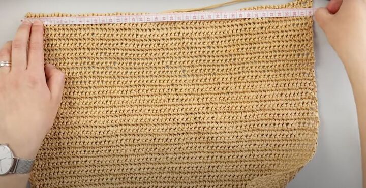 how to make a raffia bag from scratch using easy crochet techniques, Measuring the sides for the bag
