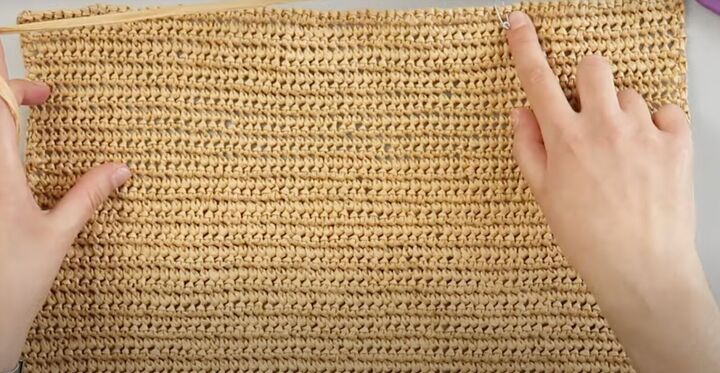 how to make a raffia bag from scratch using easy crochet techniques, Marking the spot with a safety pin