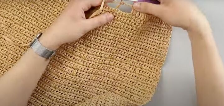 how to make a raffia bag from scratch using easy crochet techniques, Checking the width of the handle