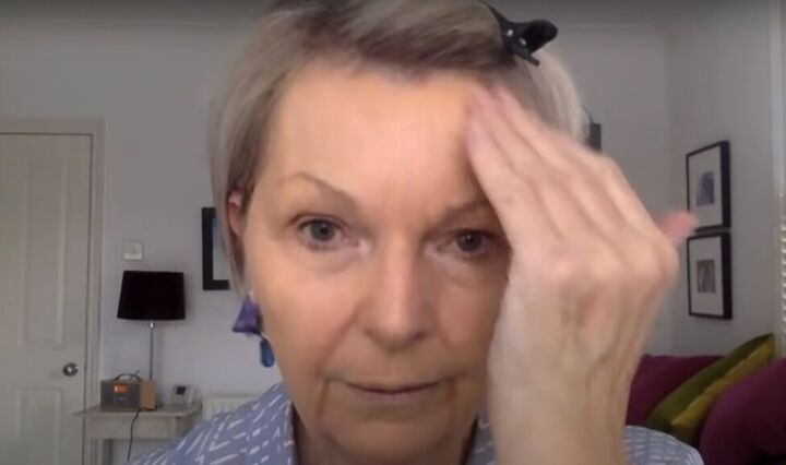 quick makeup for over 50s how to apply makeup for older women, Using fingertips to blend the foundation