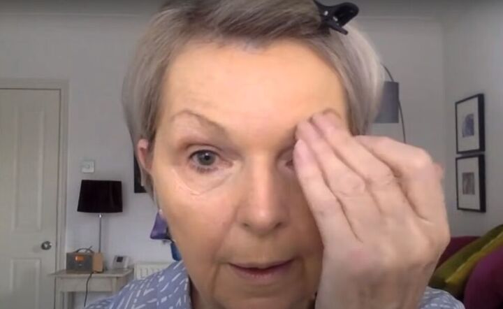 quick makeup for over 50s how to apply makeup for older women, Patting in highlighter with fingertips
