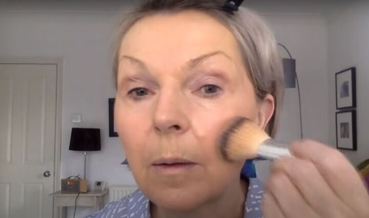 quick makeup for over 50s how to apply makeup for older women, Finishing with powder
