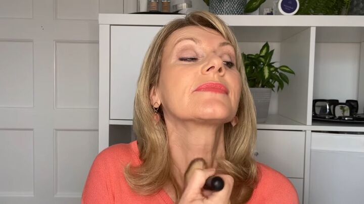 how to apply blush or bronzer for mature skin in 4 simple steps, how to apply bronzer over 50