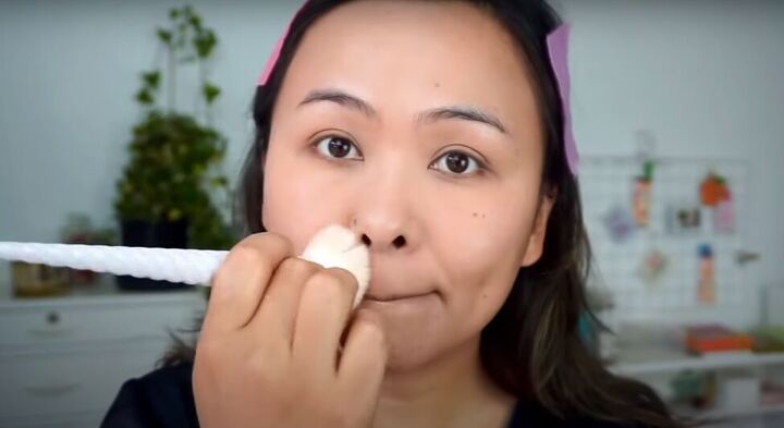 light fresh no foundation makeup look that s perfect for summer, Applying translucent powder