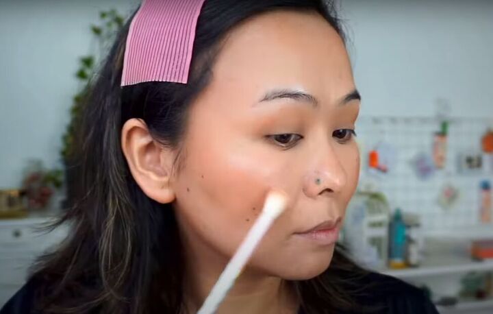 light fresh no foundation makeup look that s perfect for summer, Adding highlighter to the cheekbones