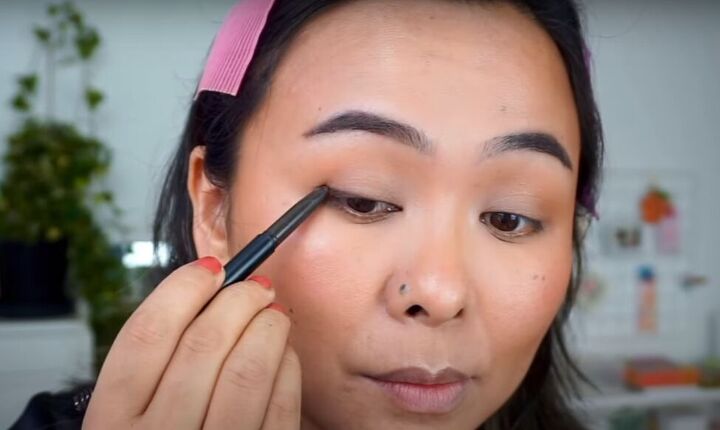 light fresh no foundation makeup look that s perfect for summer, Using brow pencil as eyeliner
