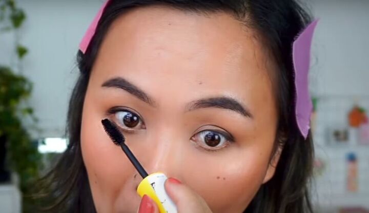 light fresh no foundation makeup look that s perfect for summer, Applying mascara
