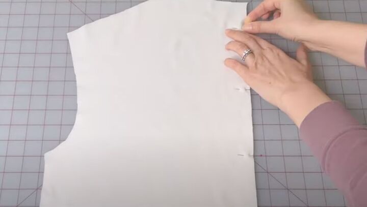 sewing an oversized t shirt that s on trend for summer, Sewing the center back seam