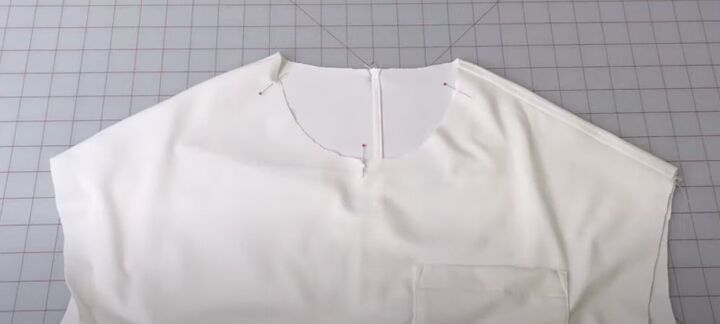 sewing an oversized t shirt that s on trend for summer, Marking quarters on the neckline