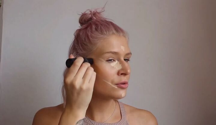 11 cool makeup tricks for a glowy summer look, Applying contour on the cheekbone