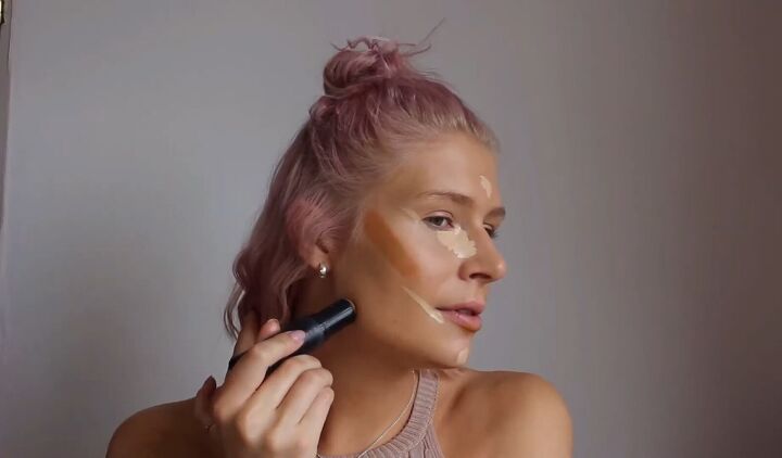 11 cool makeup tricks for a glowy summer look, Applying contour along the jawline