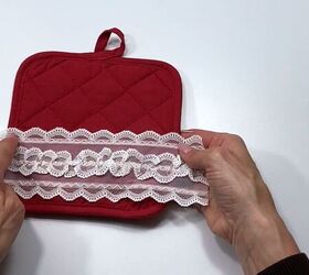 make your own toiletry bag out of a pot holder sandwich bags, Pinning the lace trim