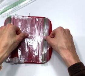 All you need is a potholder and Ziploc bags to copy this genius accessory idea