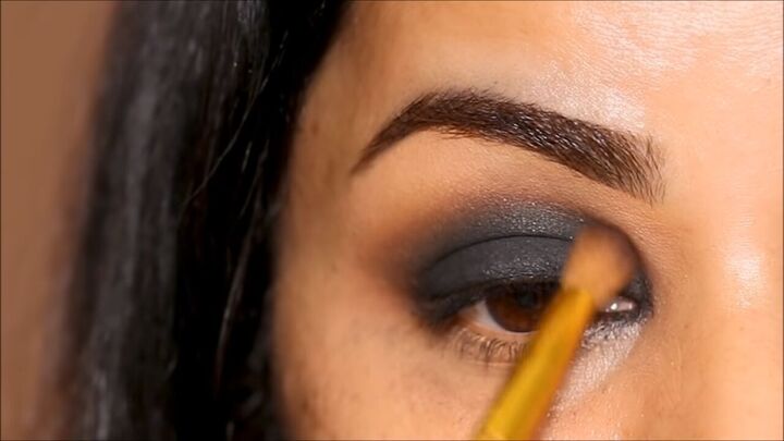 how to do a glam black smokey eye with glitter without making a mess, Applying a transition shade