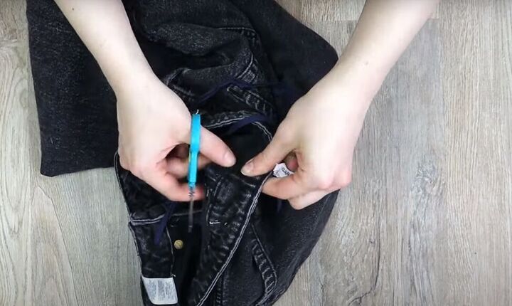 how to make an adjustable waistband 2 ways with or without elastic, Inserting the drawstring