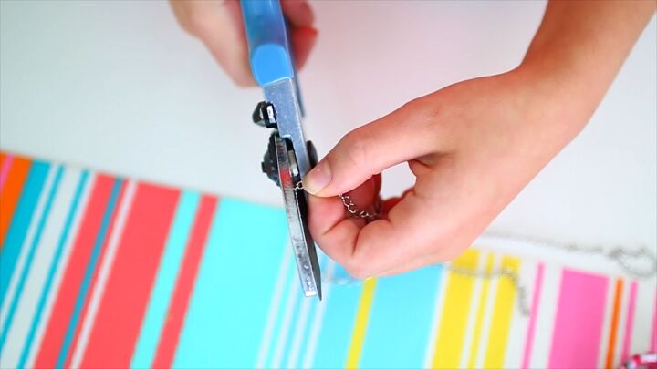 3 super easy diy accessories you can make for the summer, Cutting the chain with wire cutters