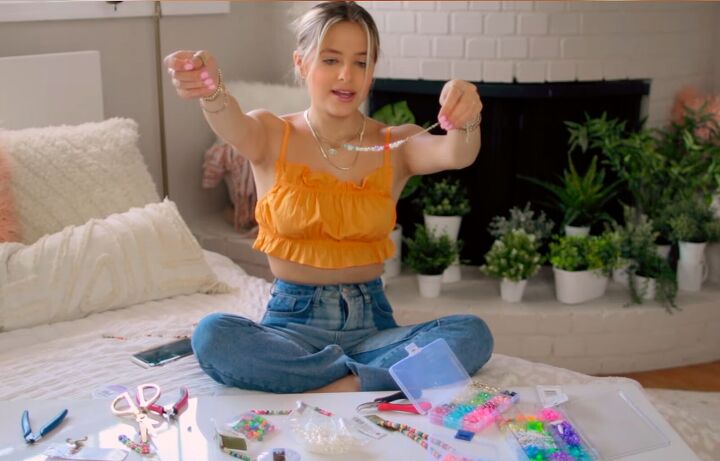 4 easy popular diy tiktok trends you can try out at home, Beading the necklace