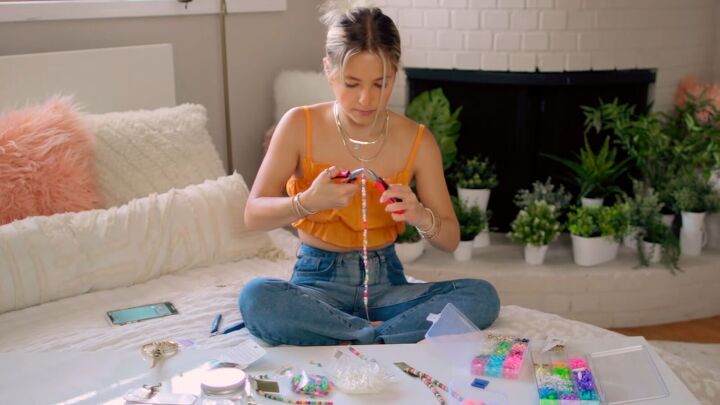 4 easy popular diy tiktok trends you can try out at home, Closing the necklace