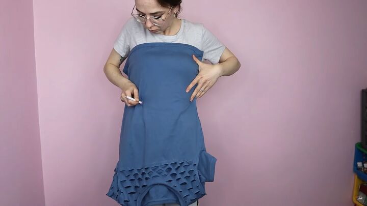 how to make a no sew no glue diy skirt and tube top using t shirts, Marking the t shirt