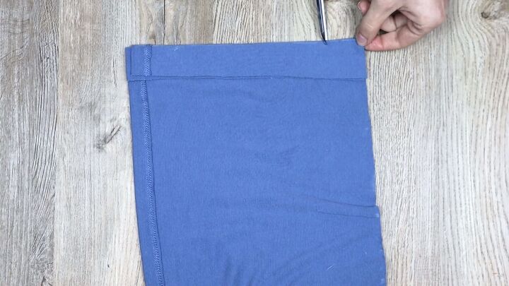 how to make a no sew no glue diy skirt and tube top using t shirts, Snipping along the fold