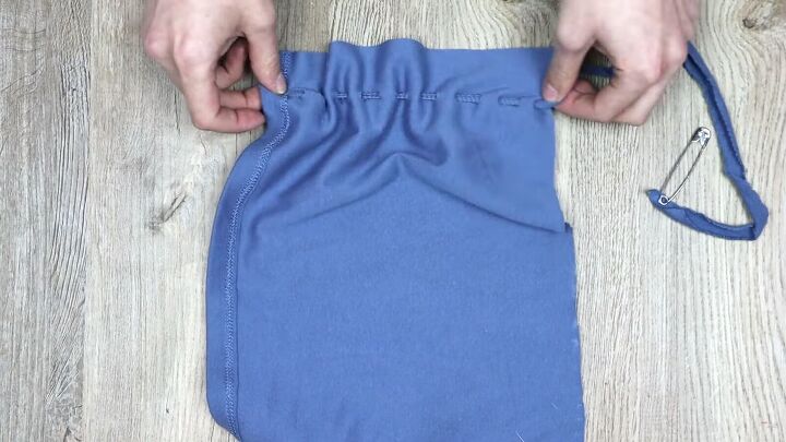 how to make a no sew no glue diy skirt and tube top using t shirts, Pulling the yarn to create ruching