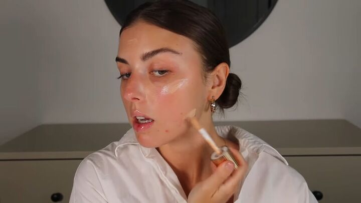 how to do clean girl makeup a natural no makeup makeup look, Applying an illuminating product under makeup