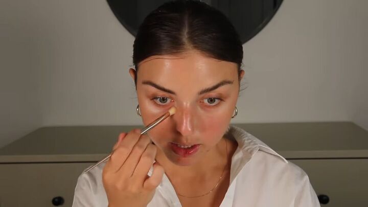 how to do clean girl makeup a natural no makeup makeup look, Applying under eye brightening corrector
