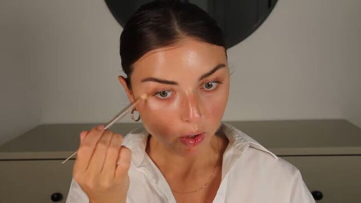 how to do clean girl makeup a natural no makeup makeup look, Trying out the clean girl makeup trend