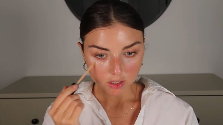 how to do clean girl makeup a natural no makeup makeup look, Applying concealer under the eyes