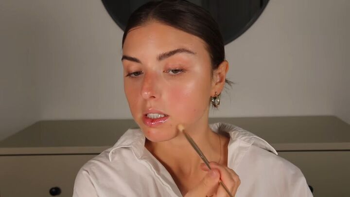 how to do clean girl makeup a natural no makeup makeup look, Covering blemishes with a full coverage concealer