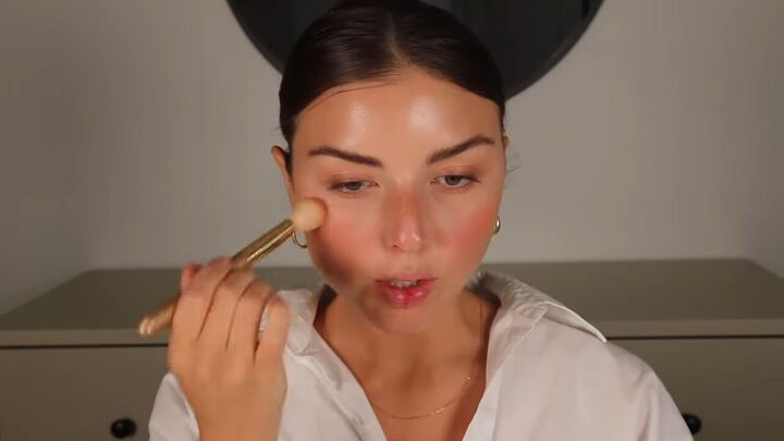 how to do clean girl makeup a natural no makeup makeup look, Applying cream blush for a natural glow
