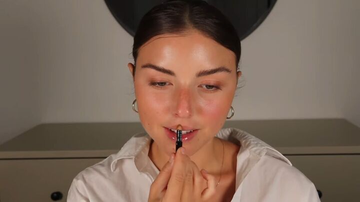 how to do clean girl makeup a natural no makeup makeup look, Lightly defining the lips with lip liner