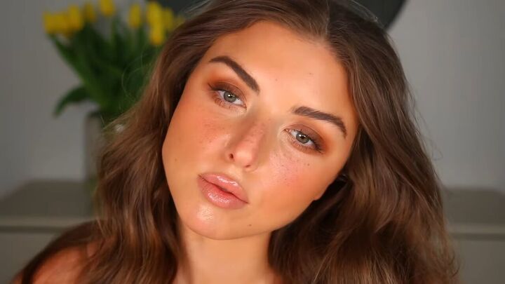 how to apply faux freckles for a sun kissed summer makeup look, Faux freckles makeup look