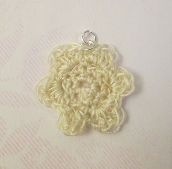 a crocheted flower earrings tutorial