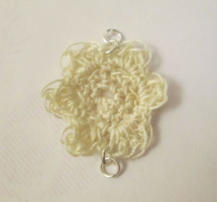 a crocheted flower earrings tutorial